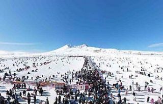 Erciyes’te hafta sonu yoğunluğu, binlerce turist...