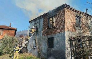 Erdek’te bir ev yangında kullanılmaz hale geldi