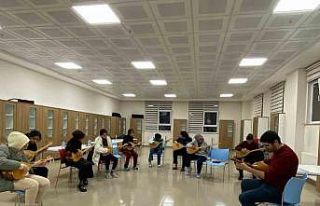 Erzincan’da bağlama kursu gençleri sanatla buluşturuyor