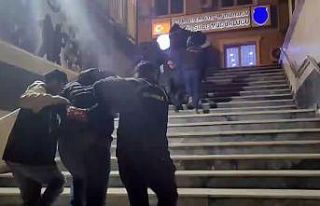 Esenyurt’ta bir genci dövüp kaçırmaya çalışan...