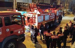 Evini ateşe verip komşularından yardım istedi