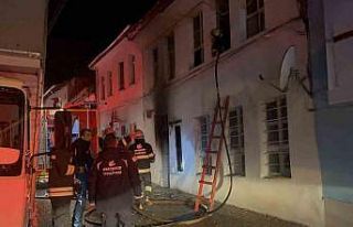 Evinin kül oluşunu gözyaşlarıyla izledi