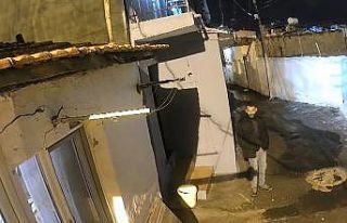 Evlerin penceresinden uygunsuz hareketler yapan sapık...