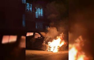 Eyüpsultan’da park halindeki otomobil alev alev...