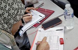 Farklı renk ve kültürlerden insanlar Türkçe’yi,...