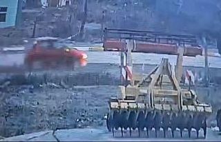 Feci kaza anı kamerada: Metrelerce savrulan kadın...