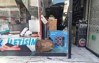 Fren yerine gaza basınca iş yerine daldı