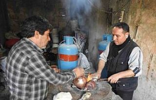 Gaziantep’in son kalaycı ustaları mesleklerini...