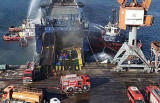 Gemi yangını söndürüldü