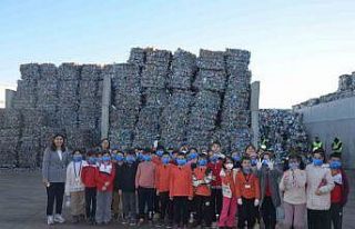 Geri dönüşüm tesisinde atıkların ayrıştırılma...