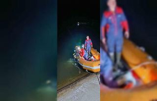 Gölete düşen arkadaşını kurtarmak isterken can...