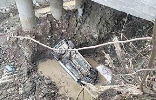 Hafif ticari araç 8 metre yükseklikten çaya uçtu:...