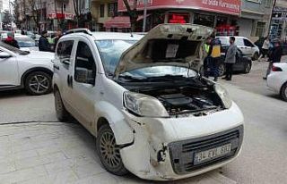 Hafif ticari araç ile otomobil çarpışması sonucu...