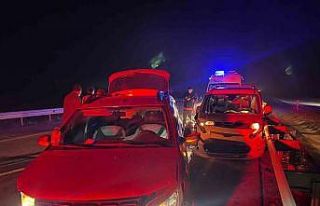 Hafif ticari araç ile otomobil çarpıştı: 6 yaralı