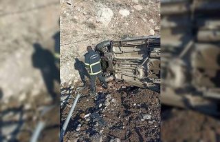 Hafif ticari araç yan yattı: 2 yaralı