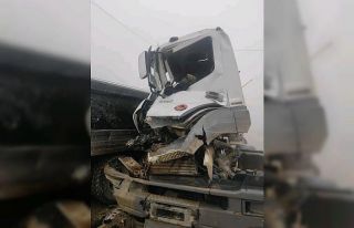 Hafriyat kamyonu ile beton mikseri çarpıştı: 2...