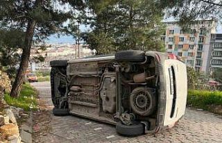 Hakimiyeti kaybolan ticari araç savrularak yan yattı