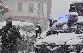 Hakkari polisi kar kış demeden görev başında