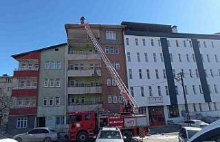 Hakkari’de tehlike saçan buzlar temizlendi