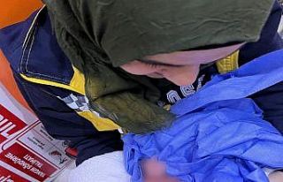 Hastane yolunda doğumu başlayan kadın bebeğini...