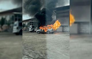 Hatay’da alev alan otomobil yanarak kullanılamaz...