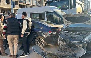 Hatay’da freni patlayan hafriyat kamyonu 5 aracı...