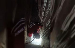 Havalandırma boşluğuna düşen kedinin itfaiye...