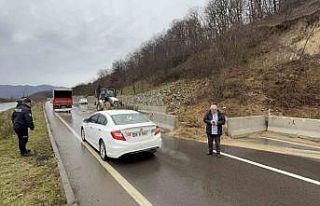 Heyelan ilçe yolunu kapattı