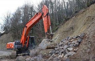 Heyelan sonrası yol güvenliği için yoğun çalışmalar...