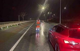 Heyelanın meydana geldiği yol çamurla doldu, trafik...