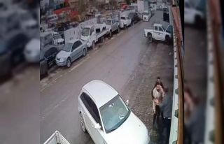 Hiç tanımadığı kişi tarafından bıçaklandı,...