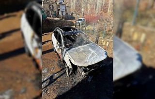 Hizan’da park halindeki araç alev alev yandı