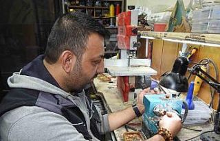 Hobi olarak başladığı tespih üretimi mesleği...