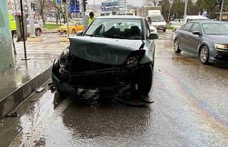 İki araç çarpıştı: Kopan parça yayayı yaraladı