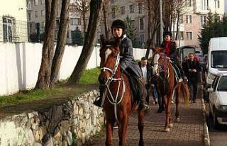 İki kardeş karnelerini atlarla almaya geldi