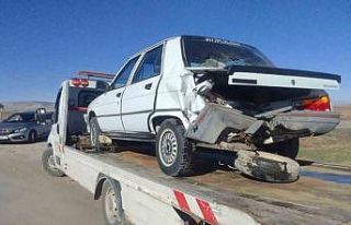 İki otomobilin çarpıştığı kazada sürücüler...