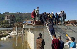 İnşaat halindeki binada kalıplar göçtü: 3 işçi...
