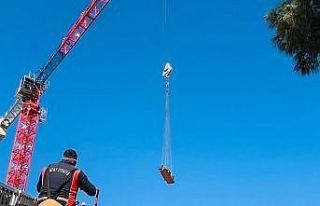 İnşaatta kat boşluğuna düşen işçi yaralandı