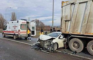 Işıkta bekleyen kamyona arkadan çarpan otomobilin...