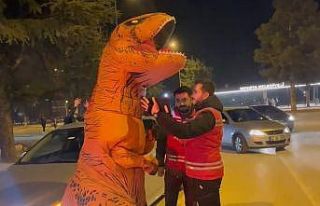 Isparta’da GBT’ye takılan dinozor kostümlü...