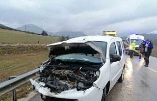 Isparta’da midibüs ile sivil polis aracı çarpıştı:...