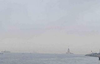 İstanbul’da Kız Kulesi sise gömüldü