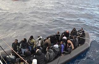 İzmir açıklarında 32 düzensiz göçmen yakalandı,...