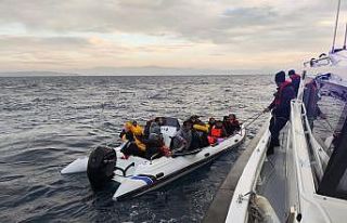 İzmir açıklarında 32 göçmen ve 1 göçmen kaçakçısı...