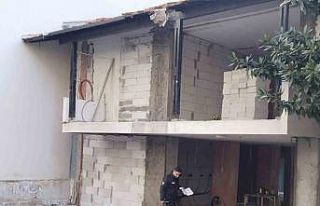 İzmir’de tamir için çıktığı çatıdan düşen...