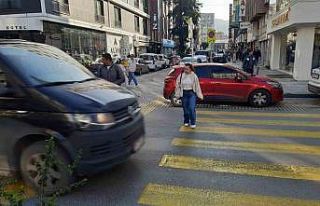 İzmir’de yaya geçidindeki vatandaşlara yol vermeyen...