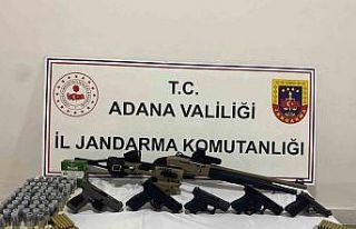 Jandarma bir araçta 6 silah ele geçirdi
