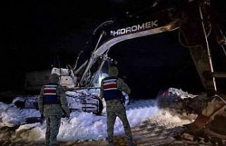 Jandarma kaçak kazı yapan şahısları suçüstü...