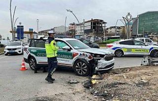 Jandarma trafik otosu ile hafif ticari araç çarpıştı:...