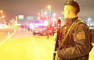 Jandarma, uzun namlulu silahlarla yol kontrolünde